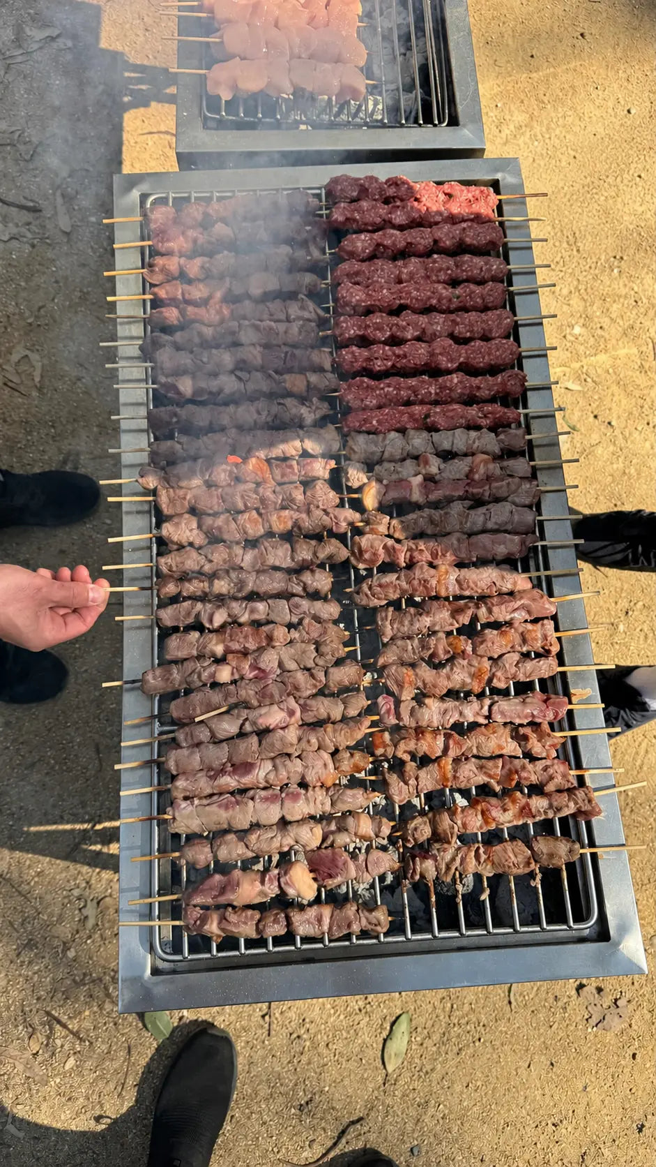 portable BBQ infographic showing an 80 x 40 cm cooking areacooking up to 50 wooden BBQ skewers across two rows.